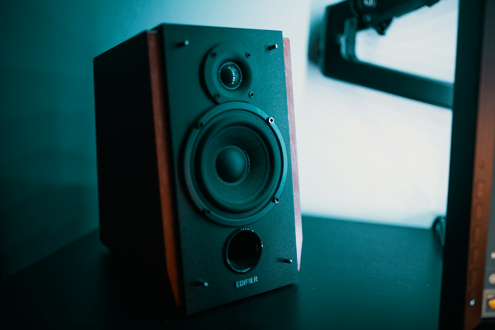 Bookshelf studio monitor speaker