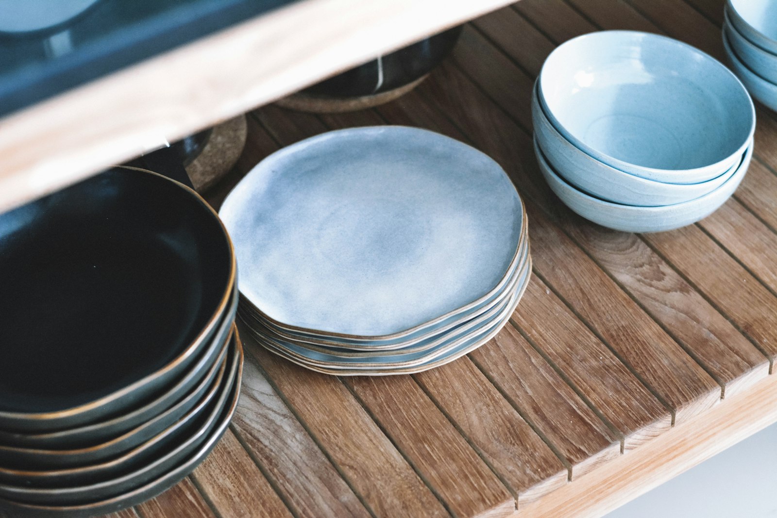 Stacked coupe dinner plates